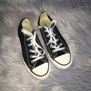 Women’s Converse shoes size 6 in good condition